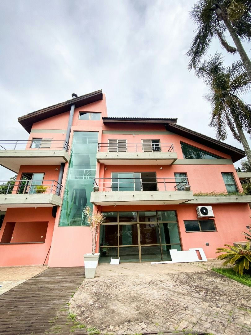 Sobrado em Parque Residencial Itapeti - 580m² | 4 dormitórios | 16 vagas