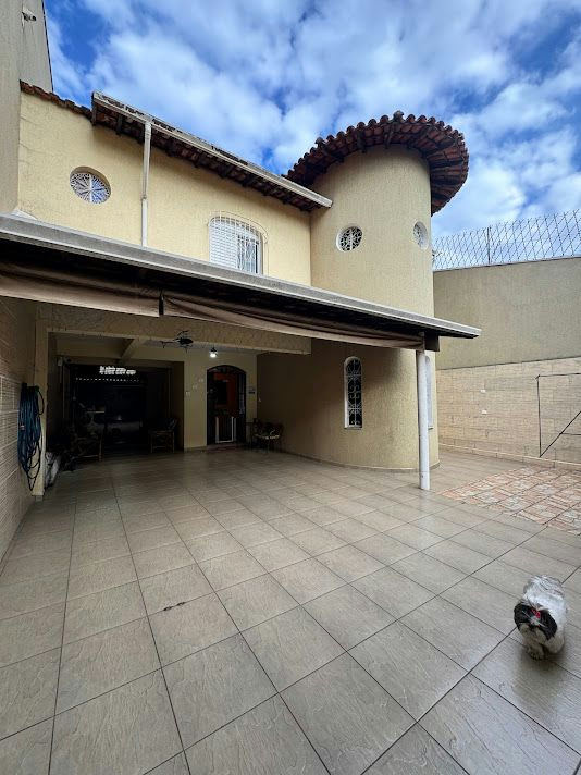 Sobrado em Parque São Lucas - 280m² | 4 dormitórios | 10 vagas