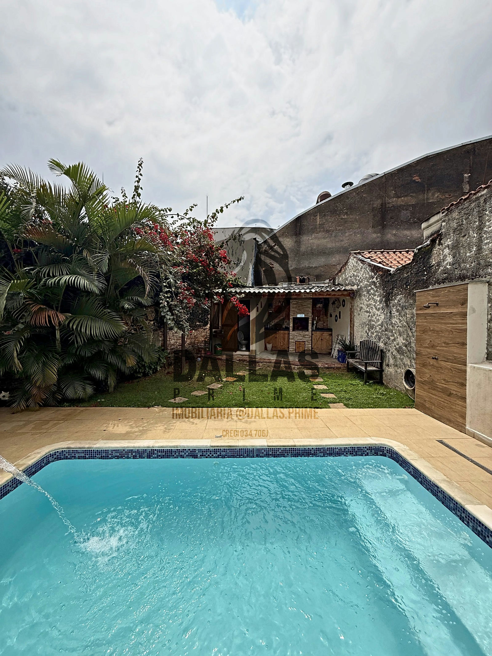 CASA ASSOBRADADA COM FUNCIONALIDADE TÉRREA COM PISCINA