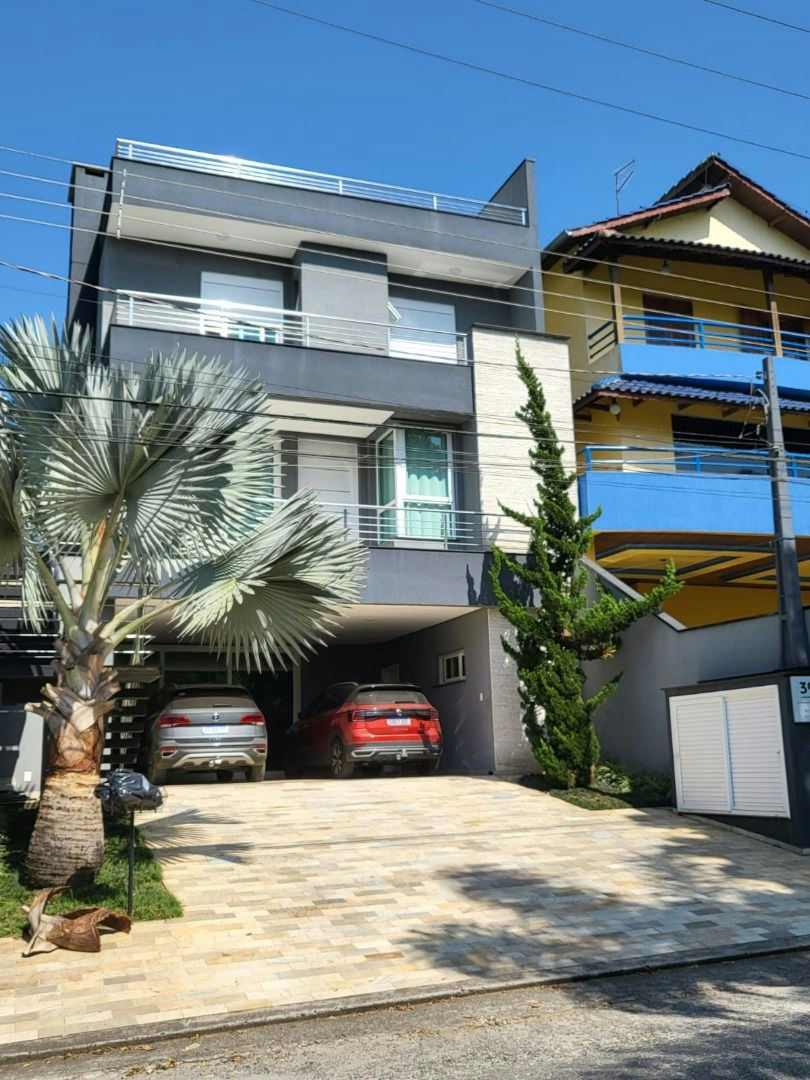 Sobrado em Parque Residencial Itapeti - 500m² | 3 dormitórios | 6 vagas