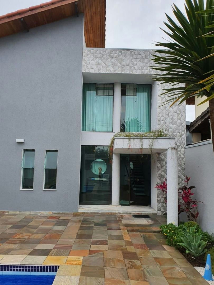 Sobrado em Vila Oliveira - 400m² | 3 dormitórios | 6 vagas