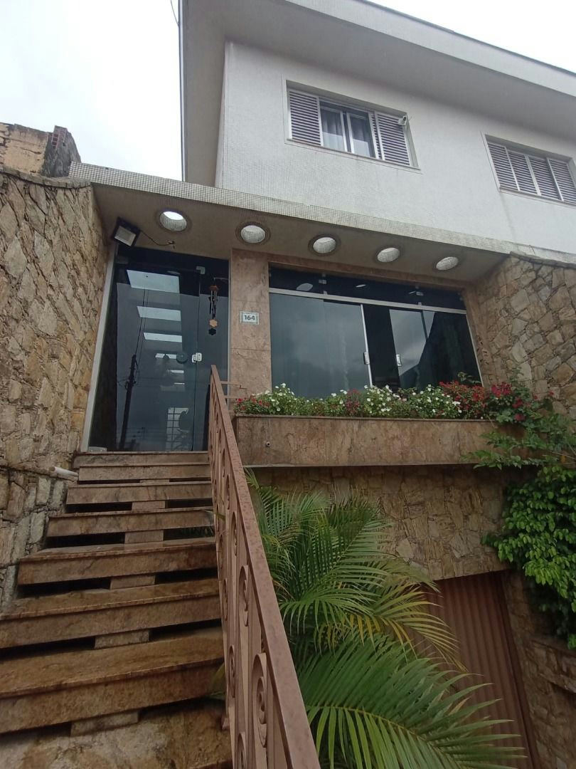 Sobrado em Vila Ivone - 210m² | 3 dormitórios | 7 vagas
