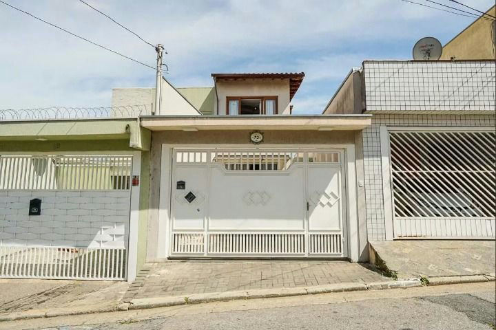 Sobrado em Vila Santa Clara - 238m² | 4 dormitórios | 2 vagas