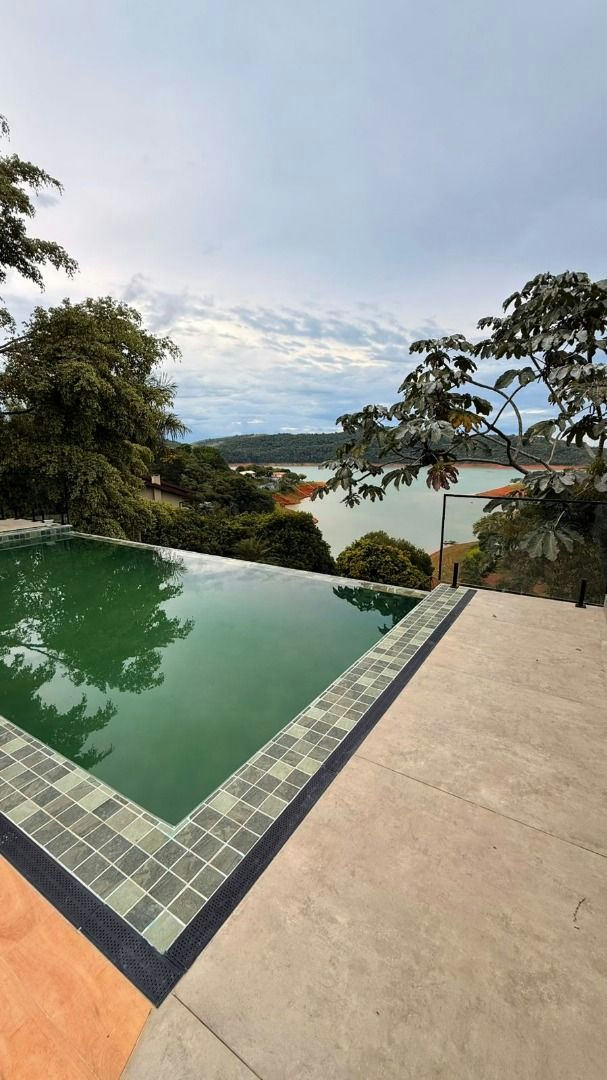 Sobrado em Recanto das Águas - 700m² | 5 dormitórios | 20 vagas