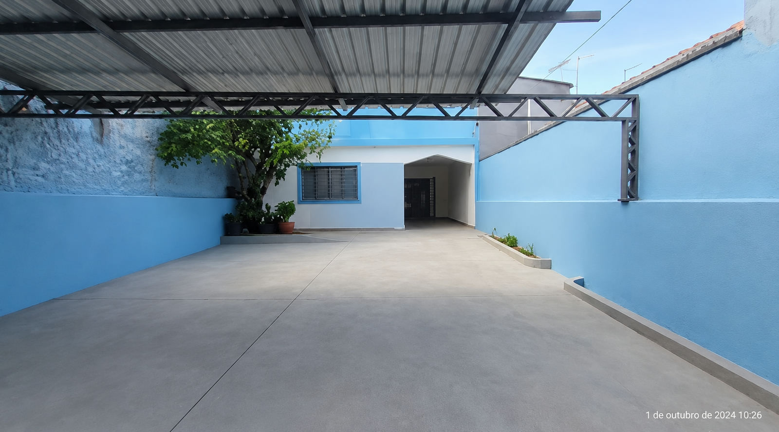 SOBRADO ESPAÇOSO COM 6 VAGAS DE GARAGEM
