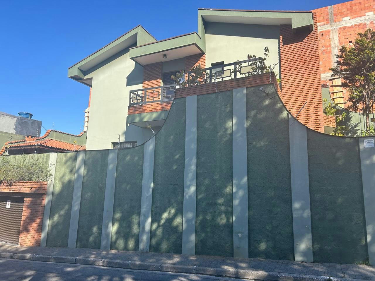 Casa em Vila Paulo Silas - 286m² | 4 dormitórios | 5 vagas