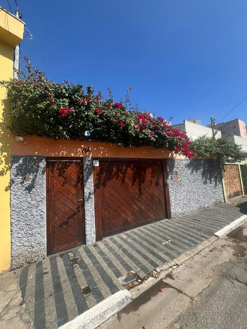 Sobrado em Vila Ema - 275m² | 3 dormitórios | 5 vagas