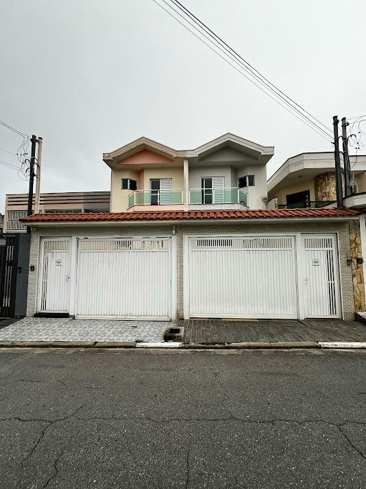 Sobrado em Vila Alpina - 303m² | 3 dormitórios | 7 vagas