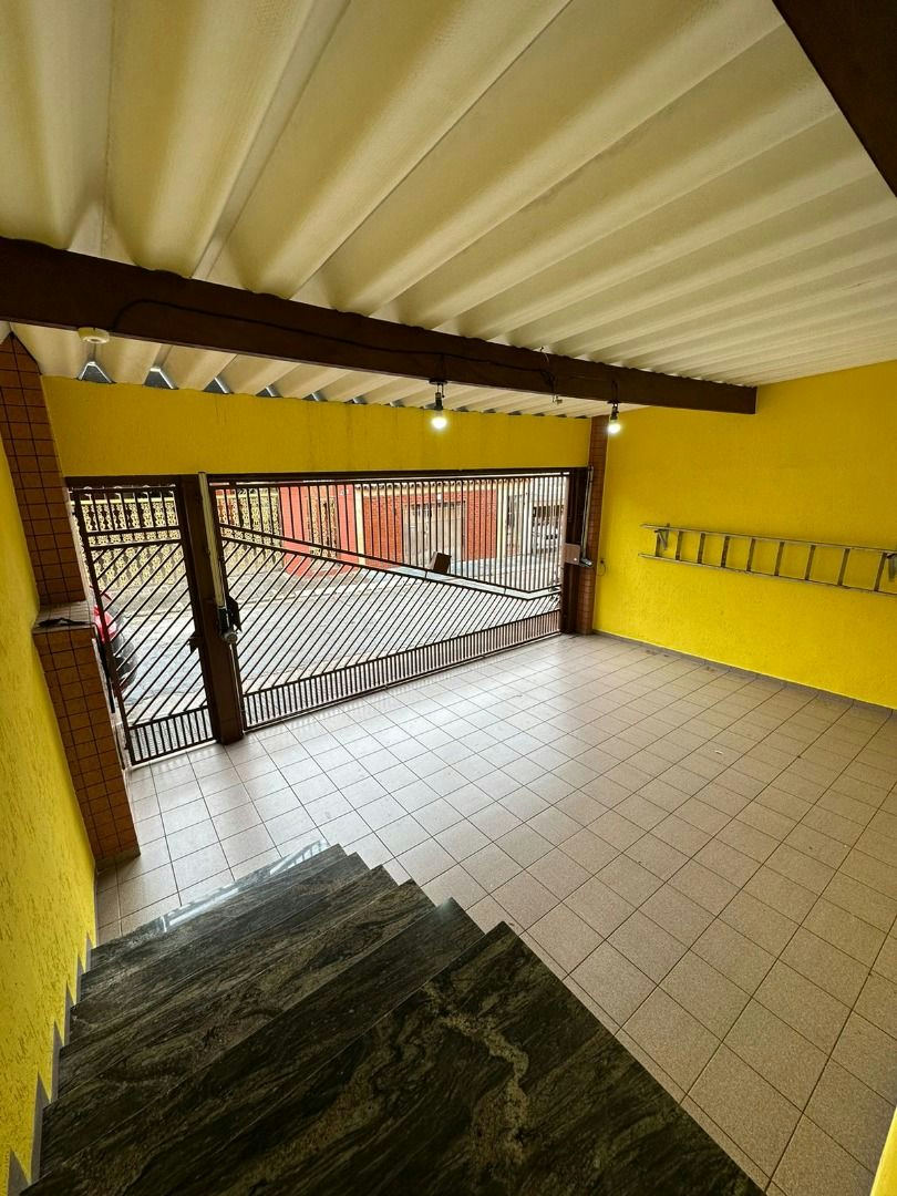 Sobrado em Vila Ema - 200m² | 3 dormitórios | 2 vagas