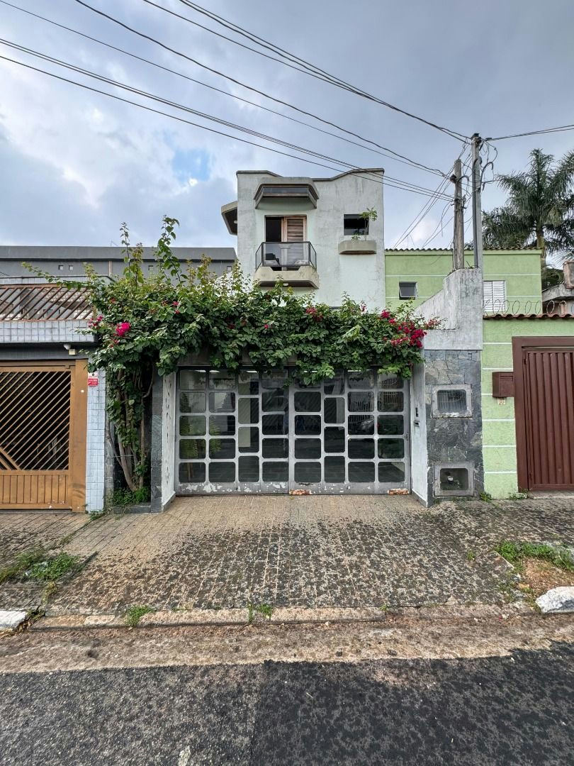 Sobrado em Vila Invernada - 201m² | 4 dormitórios | 4 vagas