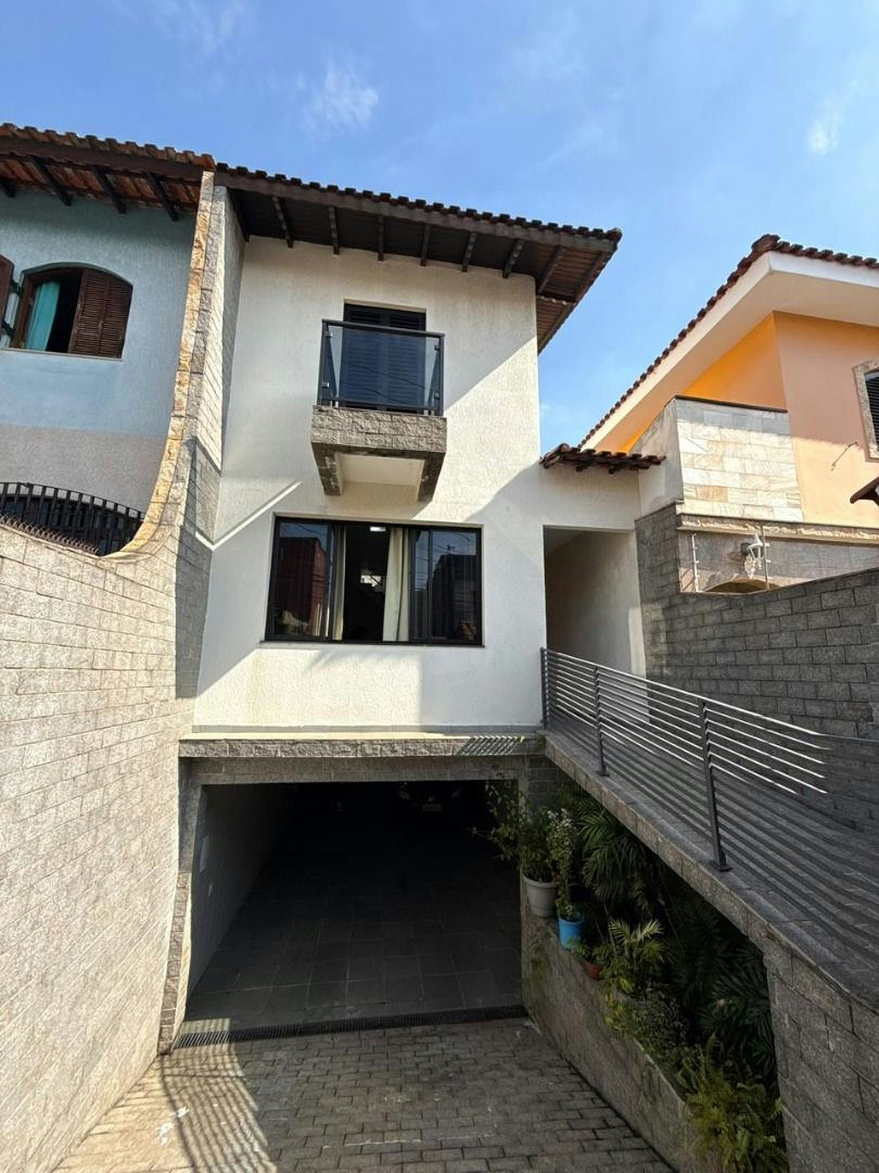 Sobrado em Vila Ema - 192m² | 3 dormitórios | 6 vagas