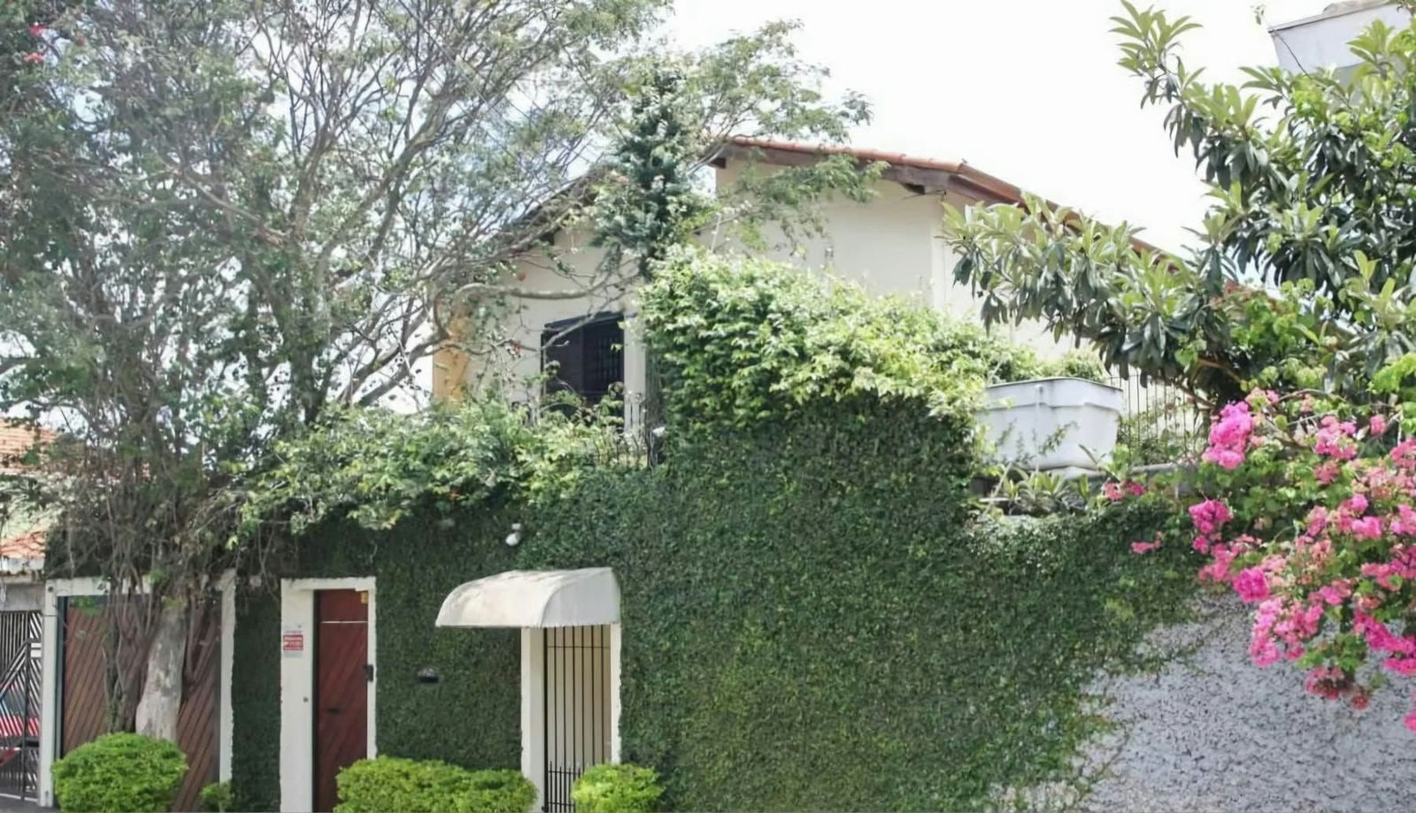 Sobrado em Vila Ivone - 320m² | 4 dormitórios | 4 vagas
