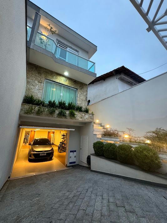 Sobrado em Vila Lúcia - 234m² | 3 dormitórios | 5 vagas
