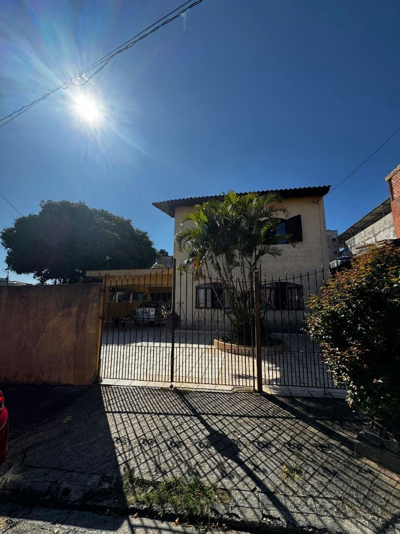 Sobrado em Vila Virginia - 210m² | 3 dormitórios | 12 vagas