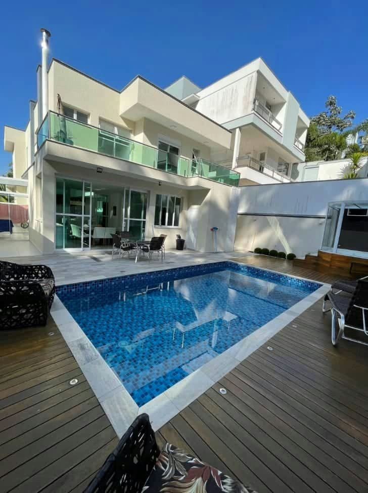Sobrado em Parque Residencial Itapeti - 400m² | 4 dormitórios | 6 vagas