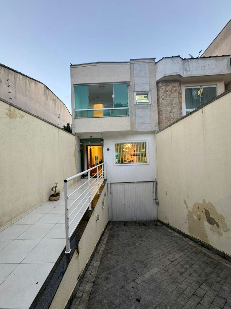 Sobrado em Sítio da Figueira - 270m² | 3 dormitórios | 7 vagas