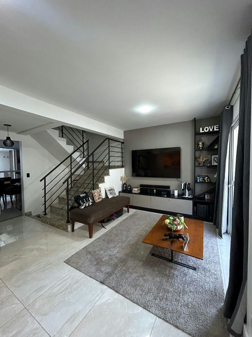 Sobrado em Vila Bertioga - 174m² | 3 dormitórios | 4 vagas