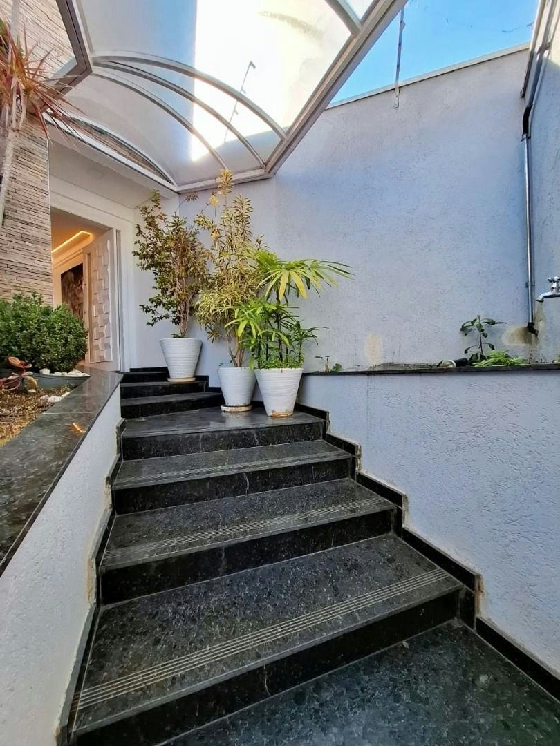 Sobrado em Jardim Teresa - 260m² | 3 dormitórios | 6 vagas - miniatura 4