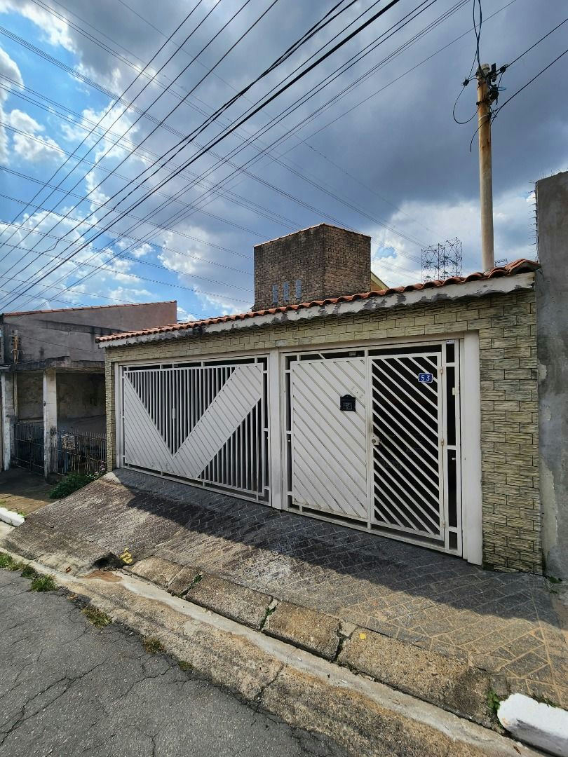Sobrado em Vila Cleonice - 240m² | 5 dormitórios | 3 vagas