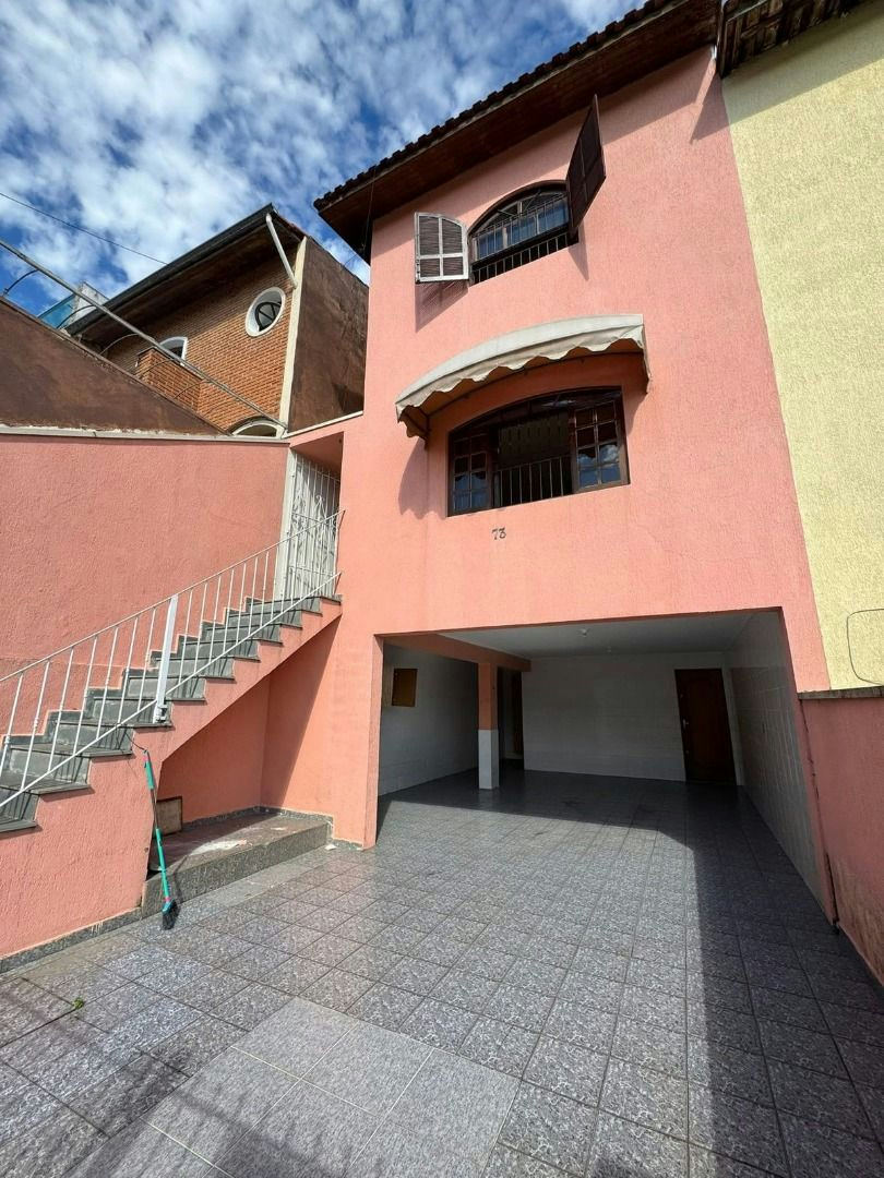 Sobrado em Parque São Lucas - 182m² | 3 dormitórios | 4 vagas