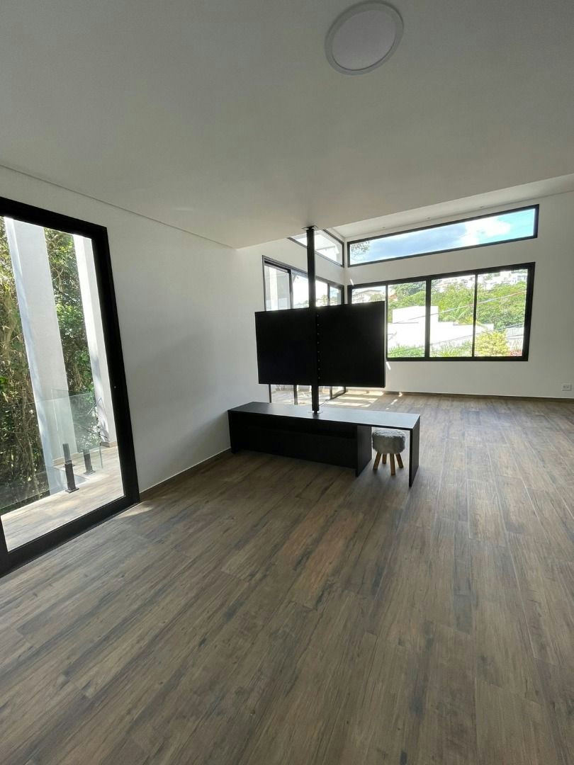 Sobrado em Parque Residencial Itapeti - 320m² | 3 dormitórios | 6 vagas - miniatura 3