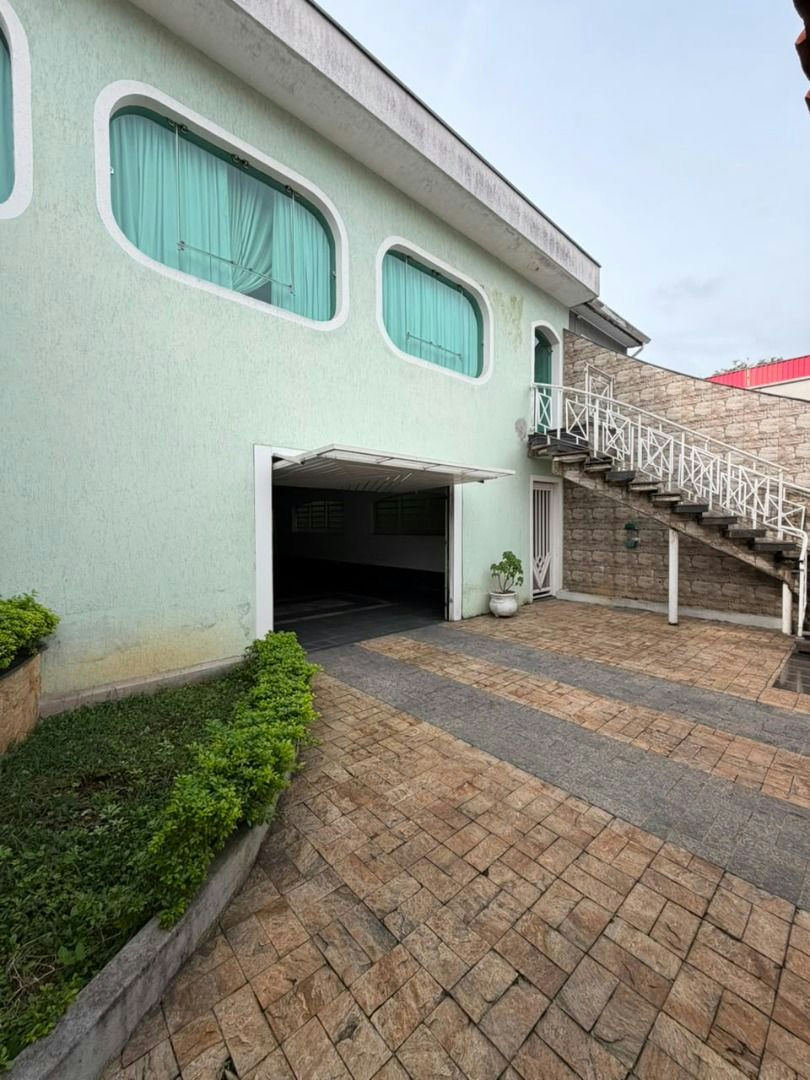 Sobrado em Parque Sevilha - 382m² | 3 dormitórios | 10 vagas